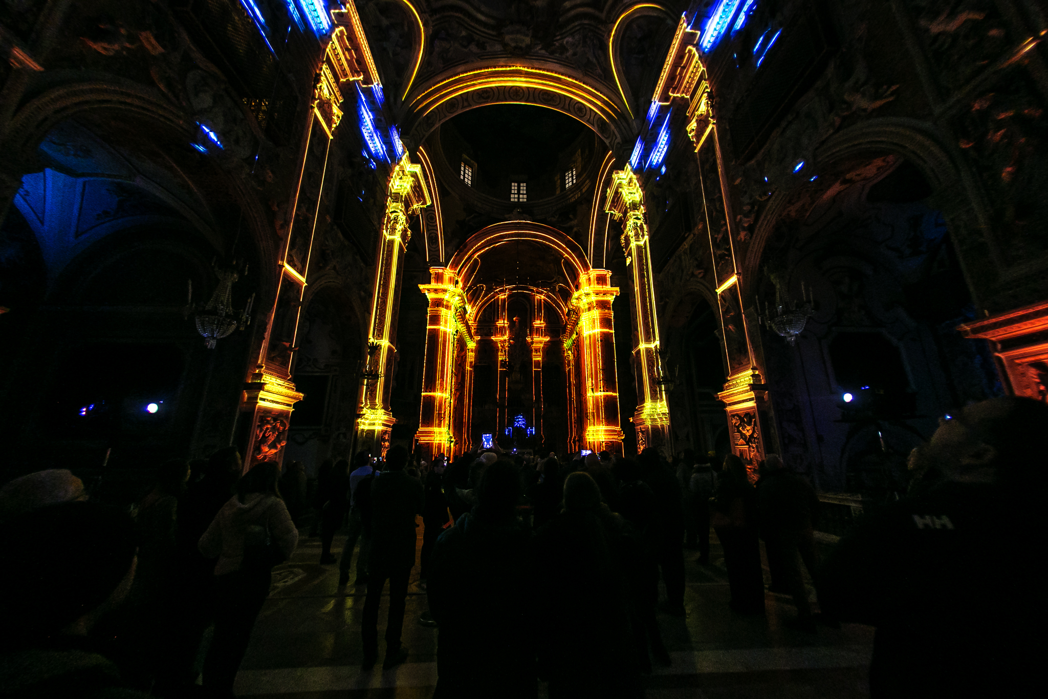 elementi architetturali illuminati da exstasis il projection mapping nella chiesa di santa caterina