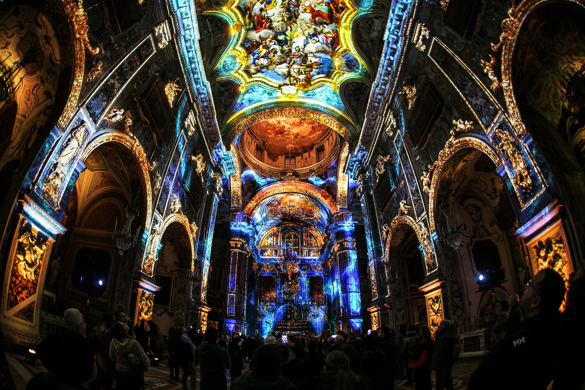 luci e colori del video mapping immersivo 360° exstasis sulla navata della chiesa di santa caterina