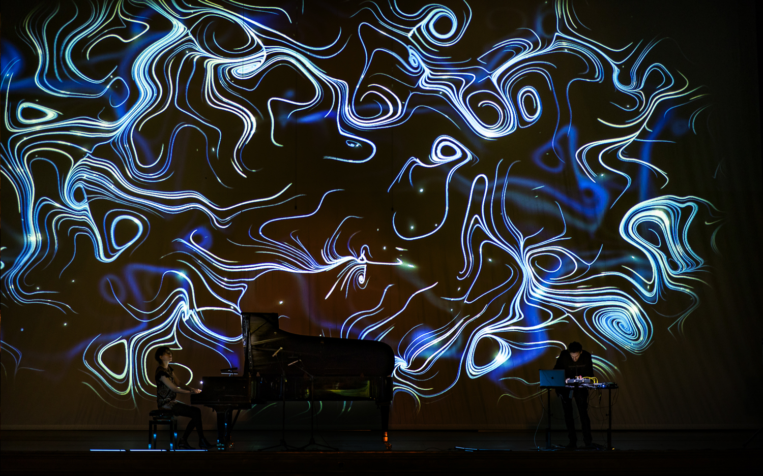musicisti che suonano con video mapping immersivo sullo sfondo per suoni in estinzione al teatro massimo di palermo