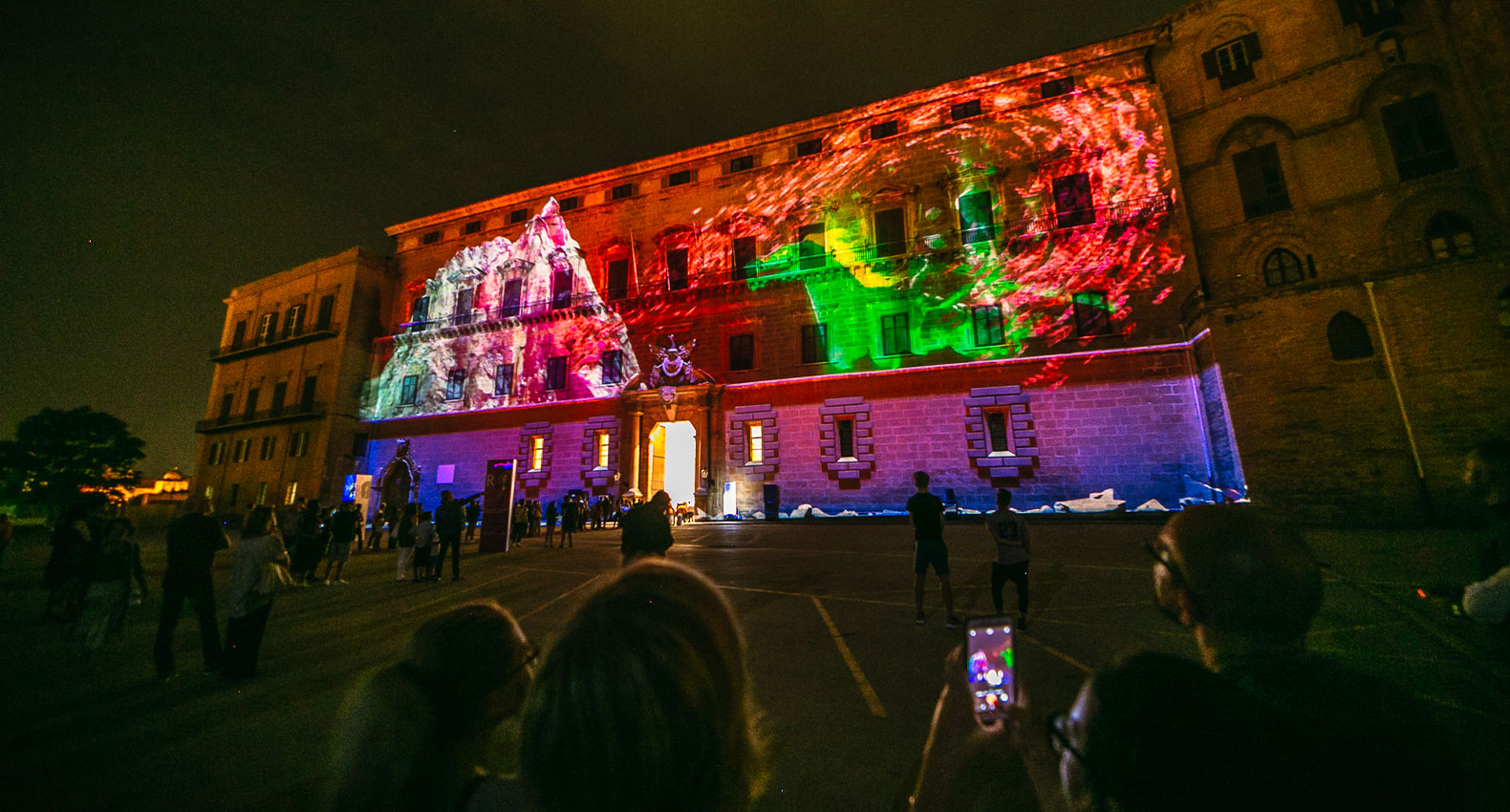 colori del video mapping al qasr che illuminano il prospetto del palazzo dei normanni