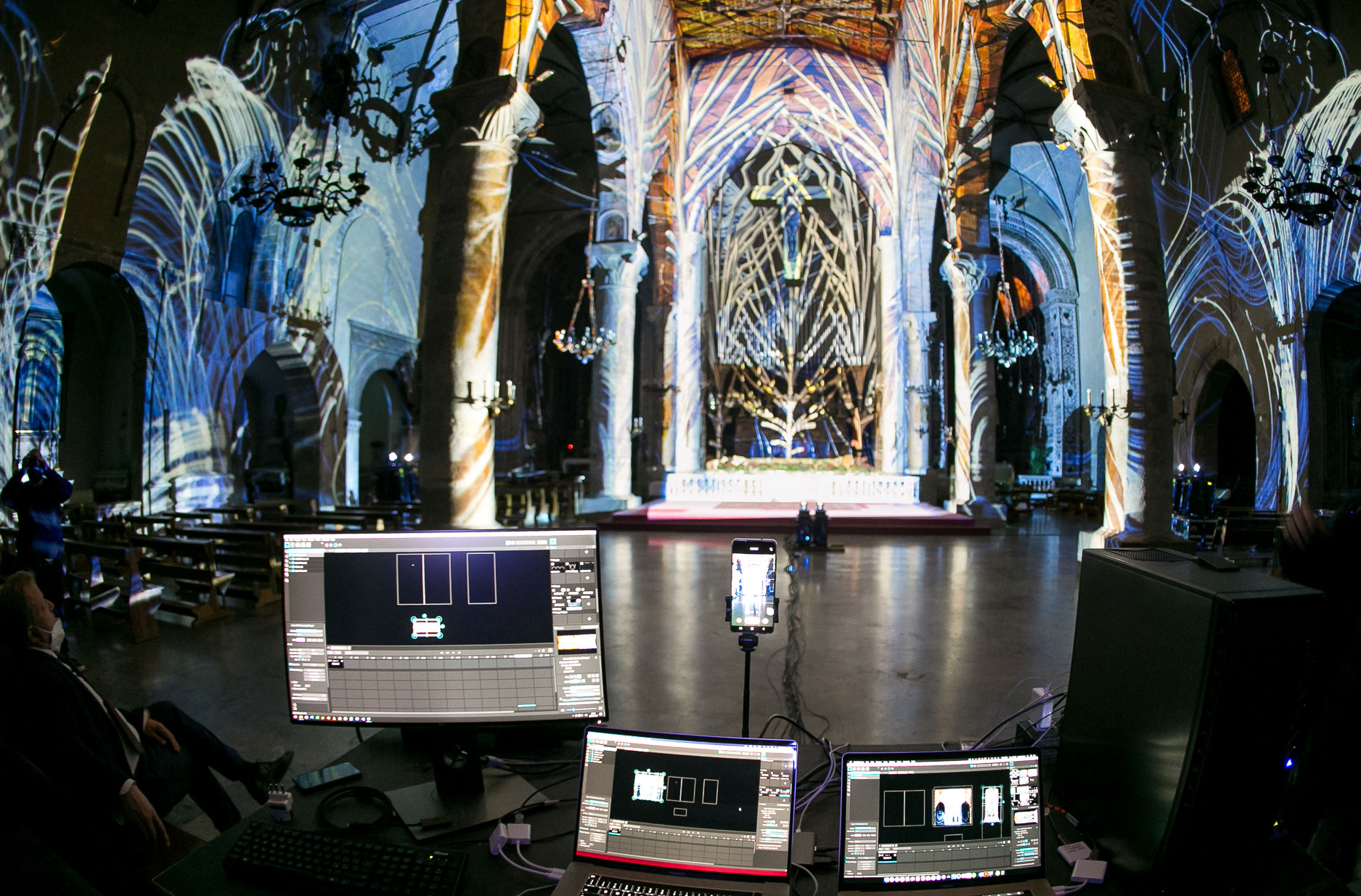 computer durante le prove del video mapping immersivo earth nella basilica di san francesco