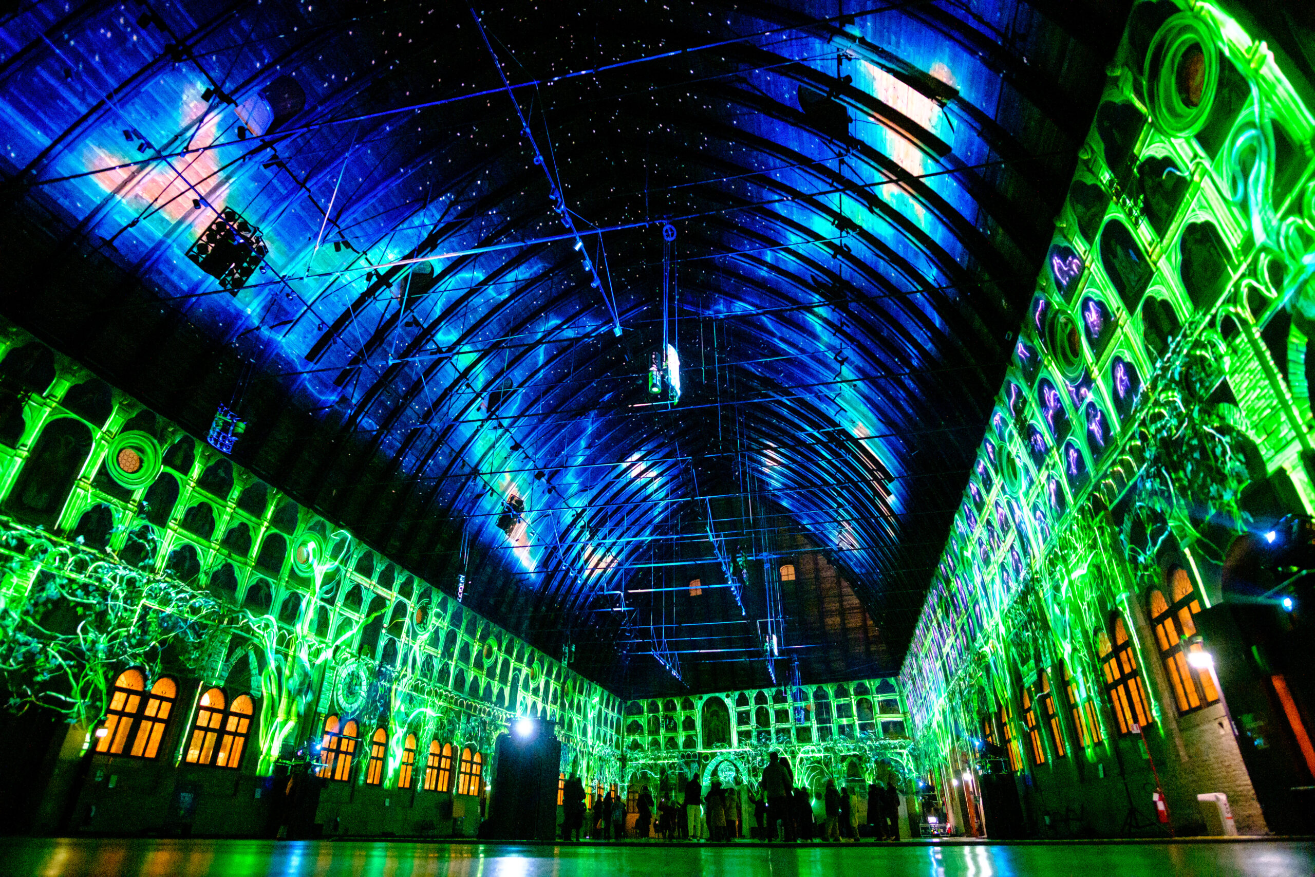 Il salone del palazzo della ragione illuminato di verde e blublu Sidera Aurea blu con le proiezioni del video mapping Sidera Aurea