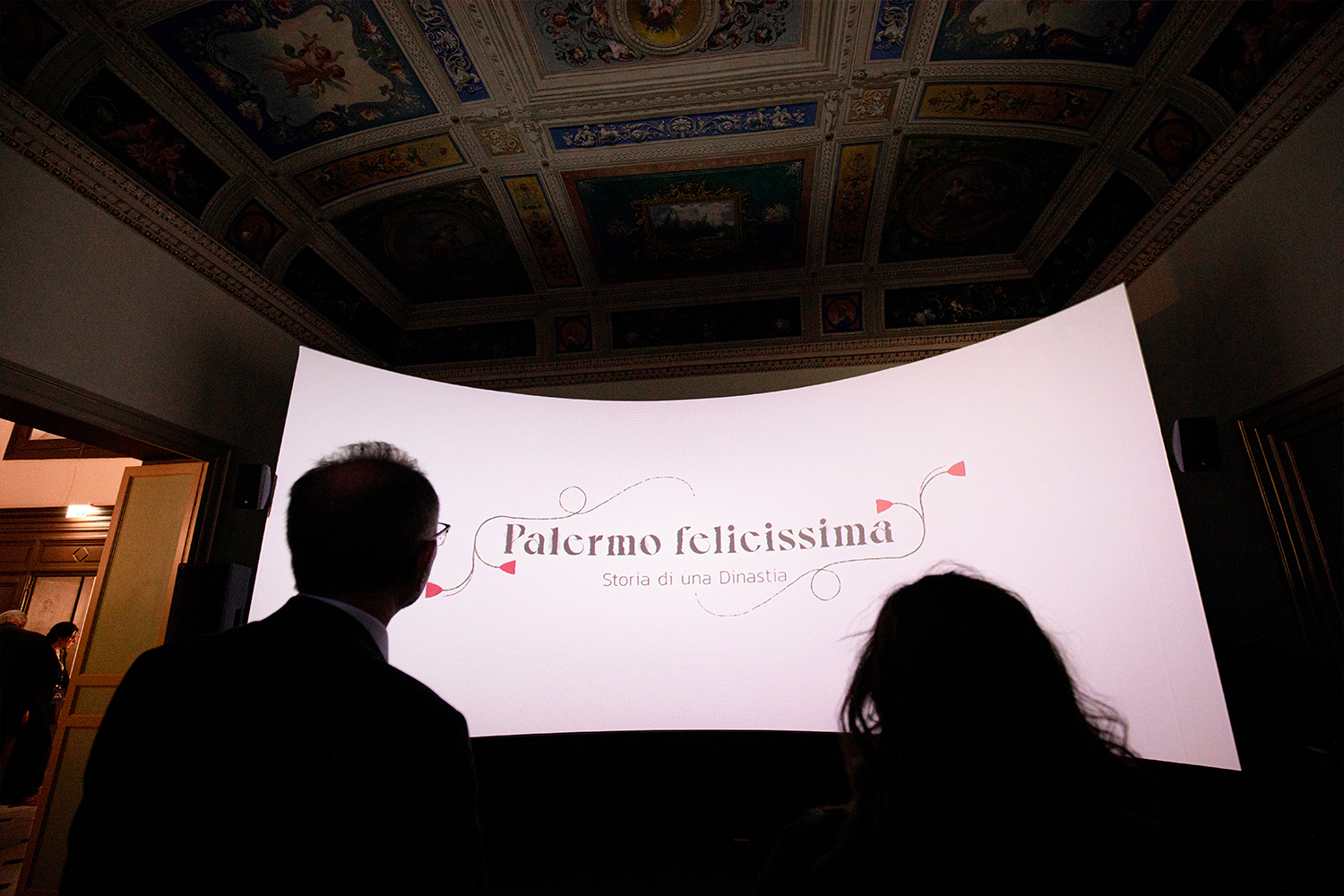 Due persone intente a guardare il film animato "Palermo Felicissima - Storia di una dinastia"
