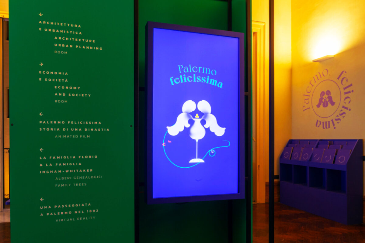 Ingresso della mostra Palermo Felicissima, con uno schermo che mostra il logo della mostra e le indicazioni sulle varie stanze